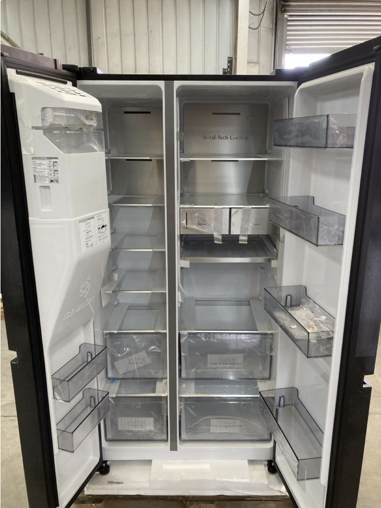 Hisense RS818N4TFE 632L American Smart Fridge Freezer Black (REFURBISHED)
