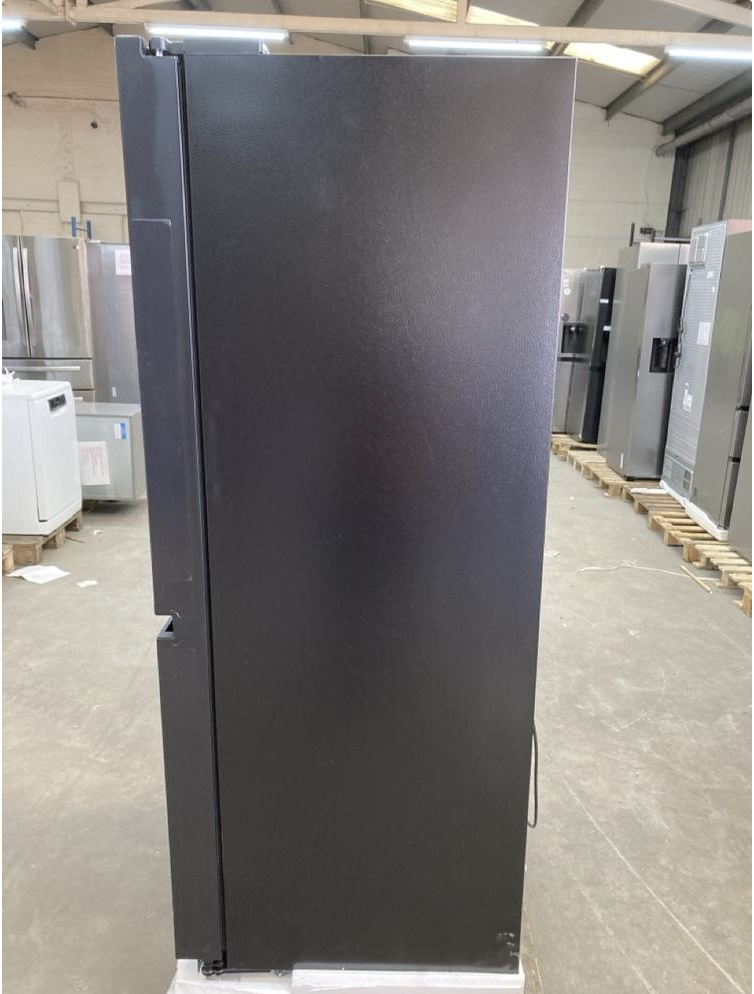 Hisense RS818N4TFE 632L American Smart Fridge Freezer Black (REFURBISHED)