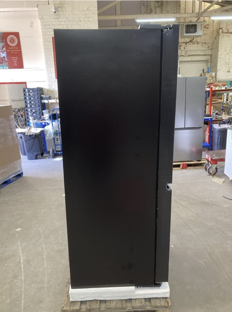 Hisense RS818N4TFE 632L American Smart Fridge Freezer Black (REFURBISHED)